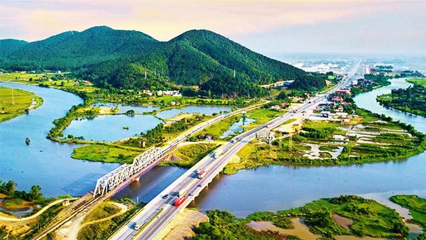 Phạm Lam Giang như một dòng sông xanh hiền hòa nuôi dưỡng con người và thiên nhiên
